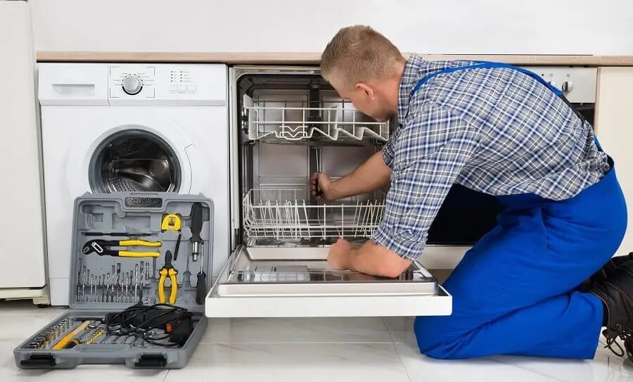 Adapazarı Airfel servisi teknisyen ekibi beyaz eşya tamiri yaparken